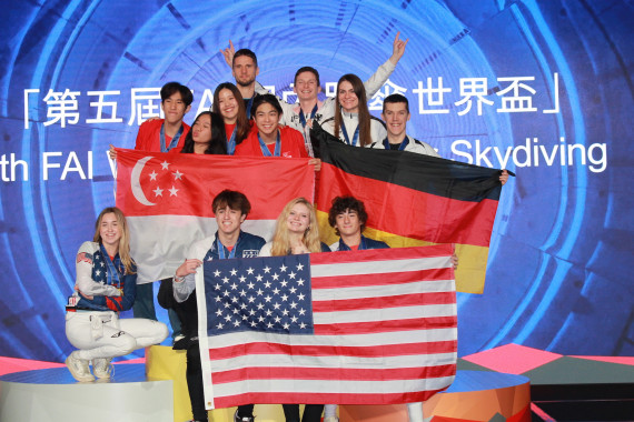 Siegerehrung mit den Teams aus Singapur und den USA