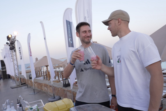 Zu sehen sind Rodel-Olympiasieger Max Langenhan und Sporthilfe-Vorstand Max Hartung beim Servieren bunter Mocktails. Außerdem werden die Gewinner der Tageschallenge geehrt.