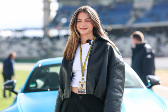 Lisa-Marie Koroll stürmt vom Filmset ins Renntaxi