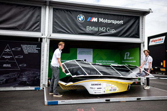 Project 1 präsentierte in der Eifel ein solarbetriebenes Rennauto