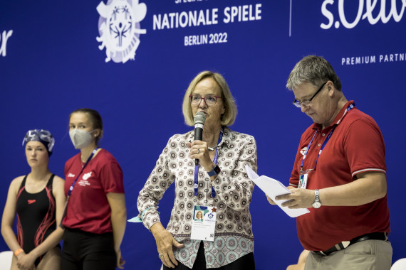 Mitten drin Präsidentin Christiane Krajeweski bei den Schwimmwettbewerben