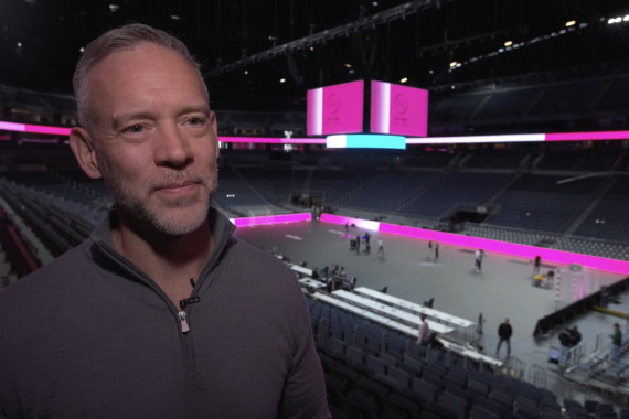 Im Interview spricht Benedikt von Dohnanyi, CEO der ASB Arena and Event Services AG, u.a. über die innovative Sportbodentechnologie "ASB GlassFloor", dessen Besonderheiten und die Innovationskraft, die dieser auch für andere Sportligen haben kann.