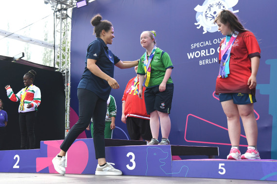 Célia Šašić bei der Siegerehrung der Rhythmischen Sportgymnastik im Sommergarten