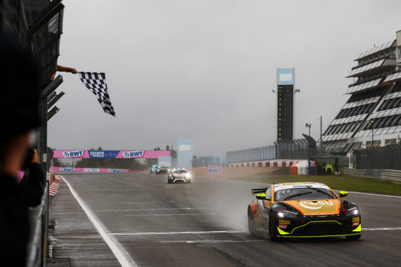 Sieg auf dem Nürburgring für den Aston Martin von Prosport Racing