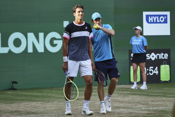 Marcelo Melo (l) und John Peers zogen gegen Jan-Lennard Struff und Oscar Otte ins Doppelfinale ein