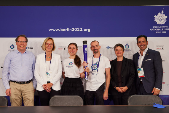 Feuer und Flamme für Special Olympics: Carsten Kranz, COO der Special Olympics World Games Berlin 2023, Christiane Krajewski, Präsidentin Special Olympics Deutschland, Lilly Binder und Robert Herberg, Gesichter der Spiele, Dr. Nicola Böcker-Giannini, Berliner Staatssekretärin für Sport, David Evangelista, Special Olympics International (vlnr.)