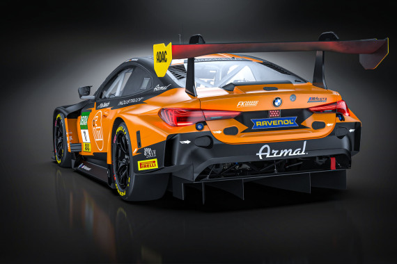 Das Duo startet im BMW M4 GT3 Evo im bekannten orangen Design
