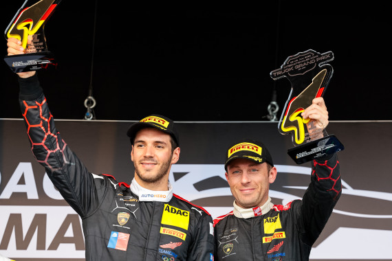 Am Nürburgring feierten Benjamin Hites und Marco Mapelli (v. l. n. r.) den ersten Sieg des Lamborghi