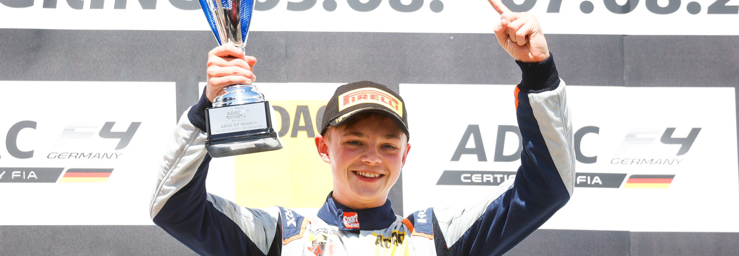 Taylor Barnard (18/GBR/PHM Racing) jubelte über seinen ersten Sieg in der ADAC Formel 4