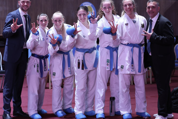 Erfolgreiches Kumite-Damen-Team bei der EM in Jerewan - Bundestrainer Noah Bitsch, Shara Hubrich, Mia Bitsch, Madeleine Schröter, Hannah Riedel, Johanna Kneer und Swen Sattler (Nachwuchs-Bundestrainer U16 / U18)
