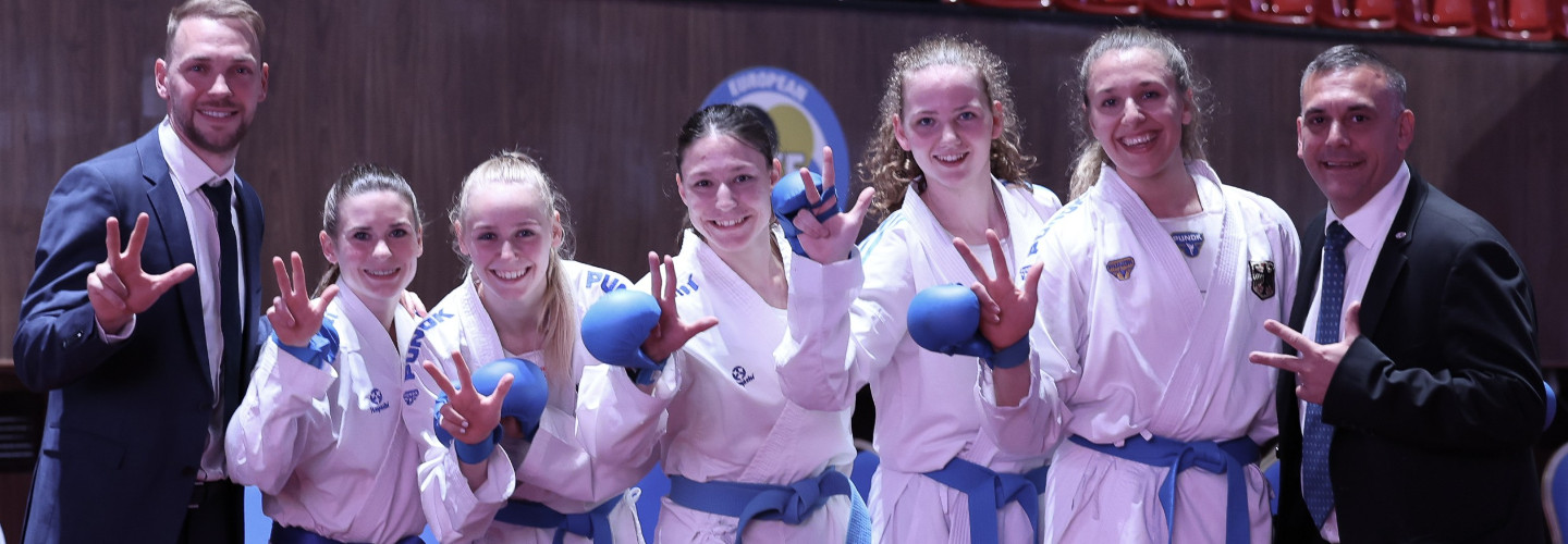 Erfolgreiches Kumite-Damen-Team bei der EM in Jerewan - Bundestrainer Noah Bitsch, Shara Hubrich, Mia Bitsch, Madeleine Schröter, Hannah Riedel, Johanna Kneer und Swen Sattler (Nachwuchs-Bundestrainer U16 / U18)