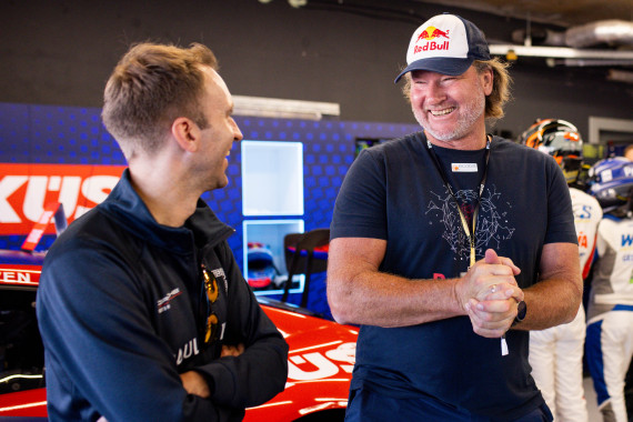 Windsurf-Legende Björn Dunkerbeck im Gespräch mit Timo Bernhard vom Rennstall Team75 Motorsport