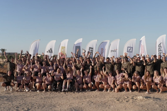 Footage und Eindrücke vom ersten Tag im Aldiana Club Naga Bay. Das Paket enthält Bilder vom Shooting des Gruppenfotos, Deborah Levi und Adam Ammour bei einer Eyewear-Beratung sowie vom Workshop zum Thema Kommunikation und Selbstbranding mit Julius van de Laar. Außerdem sieht man Athleten beim Padelspielen und beim Ausklang des Tages.