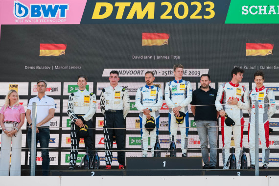 Das Podium des Samstagrennens der ADAC GT4 Germany