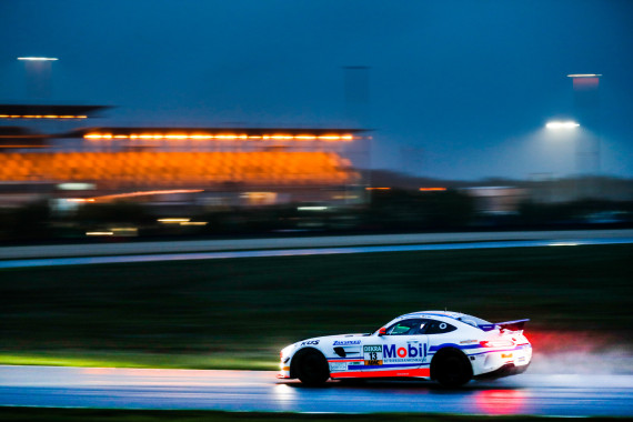 Bei Dunkelheit: Der Mercedes-AMG GT4 vom Team Zakspeed auf dem Lausitzring