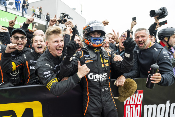 Großer Jubel über den Sieg im Sonntagsrennen bei Ben Dörr und Dörr Motorsport