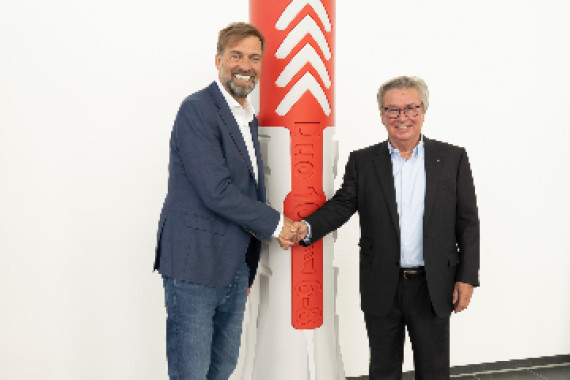 Neuer Markenbotschafter Jürgen Klopp mit Firmeninhaber Prof. Klaus Fischer.