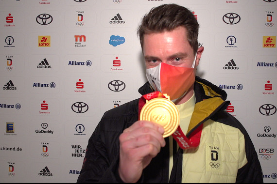 Rennrodler Johannes Ludwig hat mit der Goldmedaille im Einsitzer für den ersten deutschen Olympiasieg bei den Winterspielen in China gesorgt. Im Interview spricht er über seinen Erfolg.