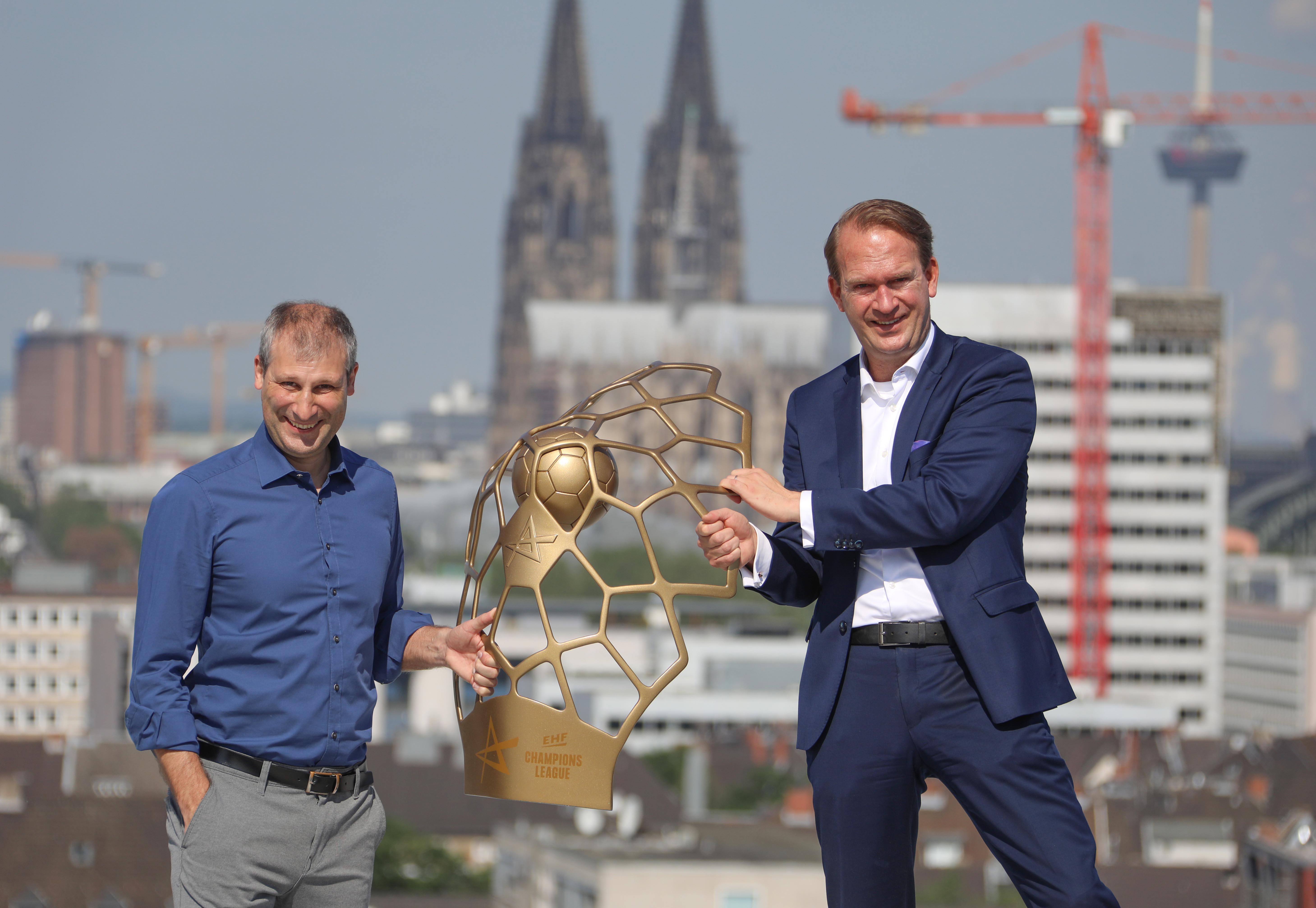 Auf dem Dach der LANXESS arena übergab David Szlezak, Geschäftsführer der EHF-Marketing GmbH, symbolisch die EHF Champions League Trophy an Arena-Geschäftsführer Stefan Löcher und die LANXESS arena. 