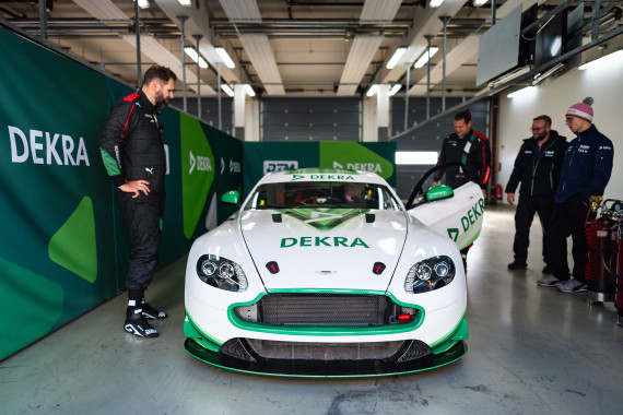 Stefan Mücke zeigt Kuhn und Vollmer das Dekra-Taxi