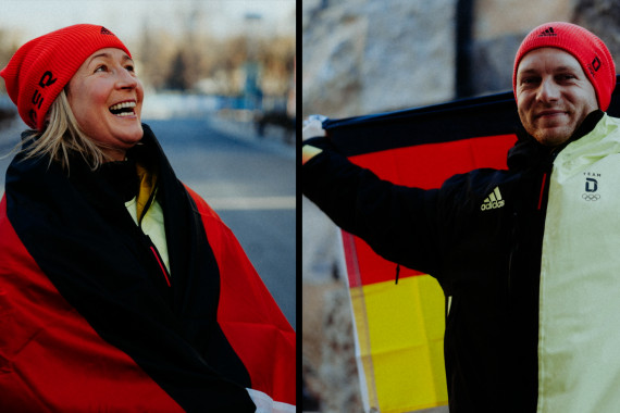 Die fünfmalige Eisschnelllauf-Olympiasiegerin Claudia Pechstein und Bob-Dominator Francesco Friedrich tragen bei der Eröffnungsfeier der Olympischen Winterspiele in Peking die deutsche Fahne.