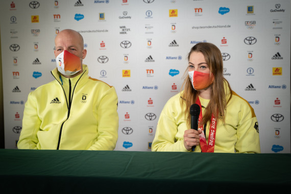 Am Tag nach dem Gewinn der Bronzemedaille hat Skicrosserin Daniela Maier über ihren Erfolg gesprochen. Außerdem äußert sich der sportliche Leiter Heli Herdt zu einer möglichen Anfechtung des Ergebnisses.