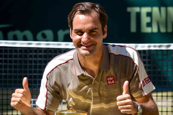 Rekordchampion Roger Federer – hier mit dem Siegerpokal nach seinem zehnten Titelgewinn – wird am ihm gewidmeten „Roger-Federer-Tag“ am Mittwoch, 21. Juni 2023, erstmals nach seinem Karriereende zu den TERRA WORTMANN OPEN nach HalleWestfalen zurückkehren.