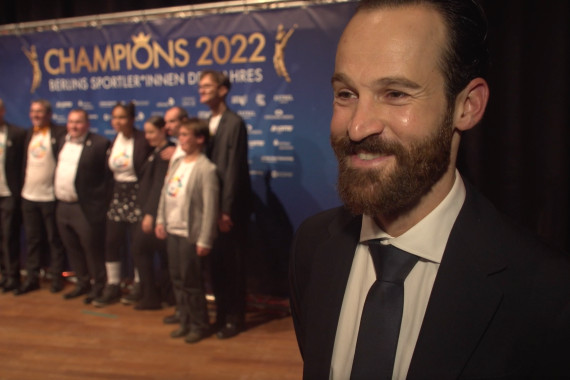 Im Interview spricht Radprofi Simon Geschke u.a. über die Preisübergabe durch Special-Olympics-Athlet*innen auf der Champions Gala 2022.