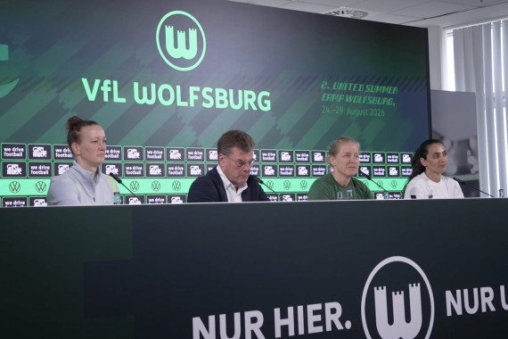 Schnittbilder von der Pressekonferenz mit Dieter Hecking, Almuth Schult und Khalida Popal in Wolfsburg.