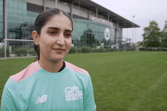 Im Interview spricht die Torhüterin der afghanischen Nationalmannschaft Rukhsar Sediqee u.a. über die Bedeutung der Girl Power-Bewegung sowie die Trainingseinheit mit der ehemaligen Nationaltorhüterin Almuth Schult.