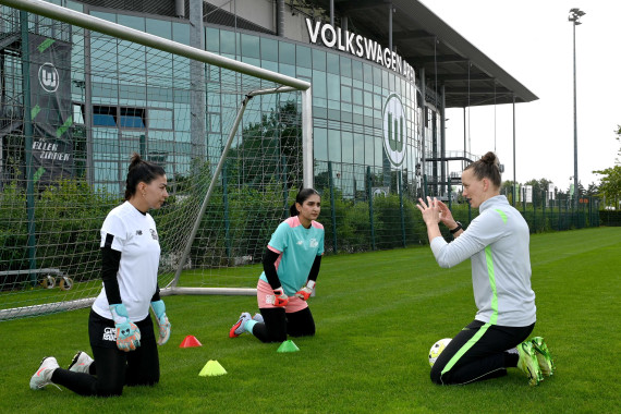 Almuth Schult beim Training mit den afghanischen Torhüterinnen