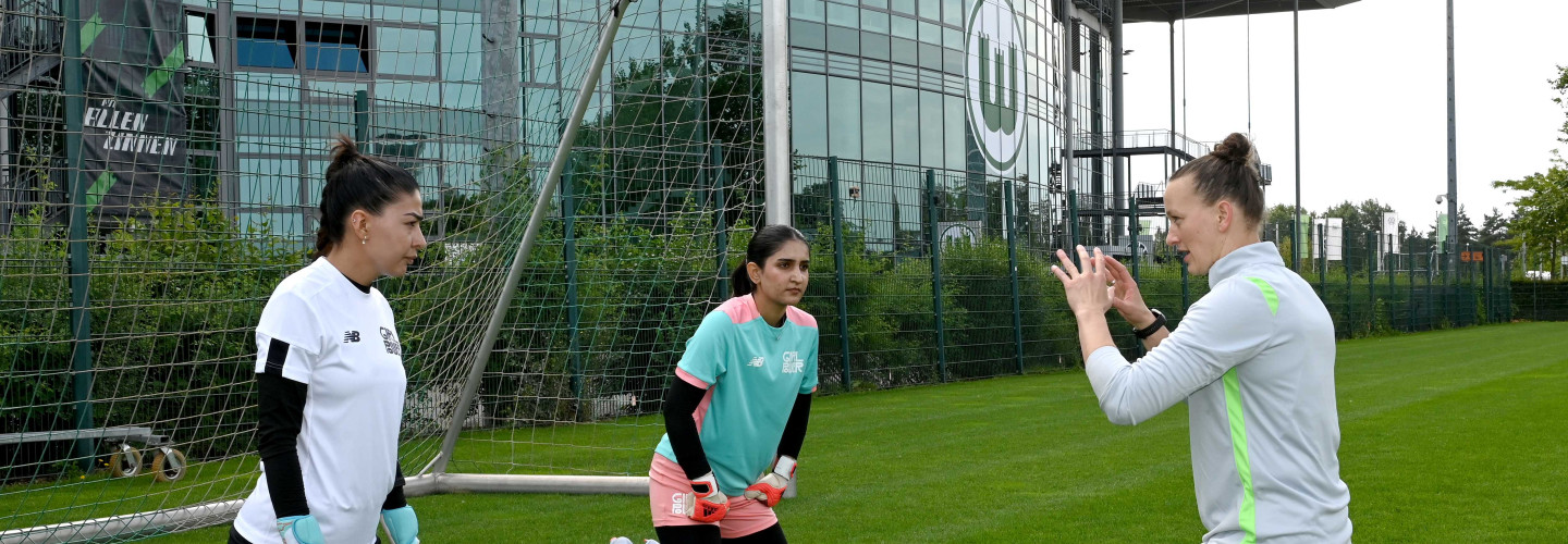 Almuth Schult beim Training mit den afghanischen Torhüterinnen