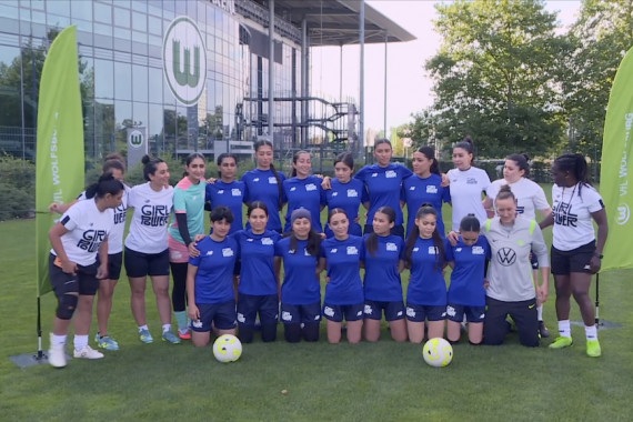 Almuth Schult trifft im Rahmen des Girl Power Summer Camps die afghanischen Nationalspielerinnen zu einem gemeinsamen Training in Wolfsburg.