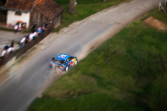 Die WRC wird mit zahlreichen Kameras aus allen Perspektiven eingefangen – auch aus der Luft