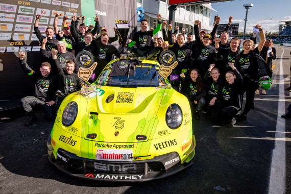 Großer Jubel bei Manthey EMA über die Erfolge in der Fahrer-, Team- und Herstellermeisterschaft