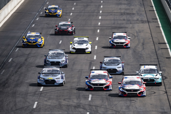 Die Boliden der TCR Germany fahren in die erste Kurve auf dem DEKRA Lausitzring