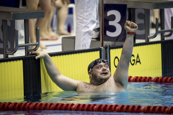 Gemeinsames Zeichen für Inklusion beim FINA-Weltcup in Berlin