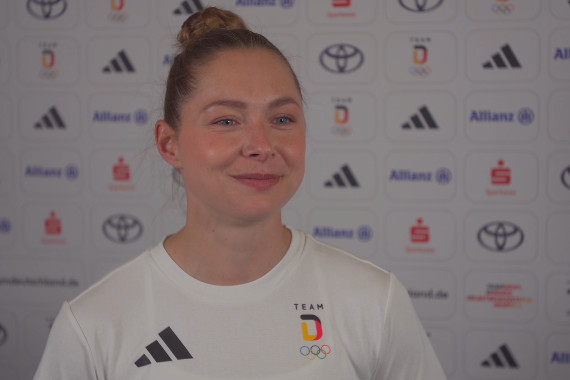 Im Interview spricht Sprinterin Gina Lückenkemper über ihre Ziele für Paris und über ihre Highlights der neuen Outfits für Team Deutschland.