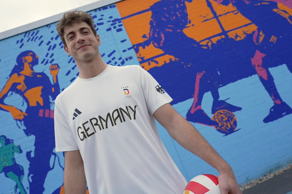 Rund vier Monate vor Beginn der Olympischen Spiele präsentiert sich Volleyballer Tobias Krick in seinem Outfit für Paris.
