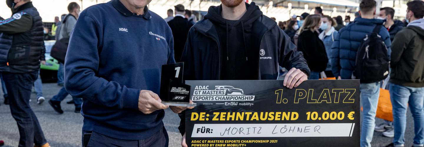 Der dreifache Champion Moritz Löhner mit ADAC Motorsportchef Thomas Voss (li.)