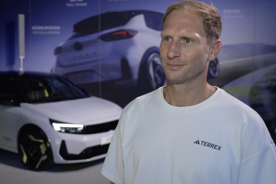 Im Interview spricht Steffen Weinhold, Handball-Europameister von 2016, u.a. über die anstehende Heim-Weltmeisterschaft im kommenden Jahr, die aktuelle Bundesliga-Saison in der Opel Handball-Bundesliga sowie die Eindrücke bei der Driving Experience in Wien.