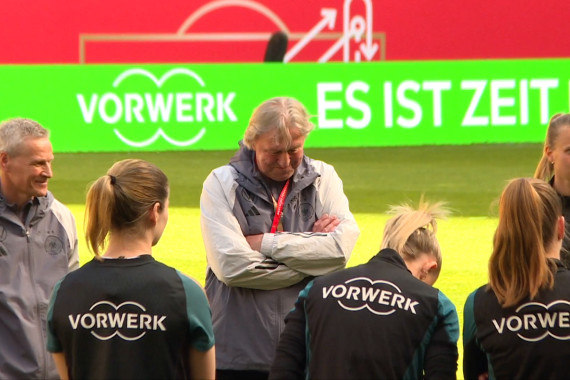 Am Tag vor dem EM-Qualifikationsspiel Deutschland gegen Island machen die DFB-Frauen und Vorwerk gemeinsam auf das Thema „Gender Care Gap“ aufmerksam.