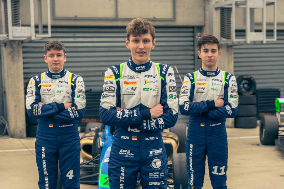 Das ADAC Formel Junior Team ist bereit (v.l.n.r.): Finn Wiebelhaus, Max Reis und Tom Kalender