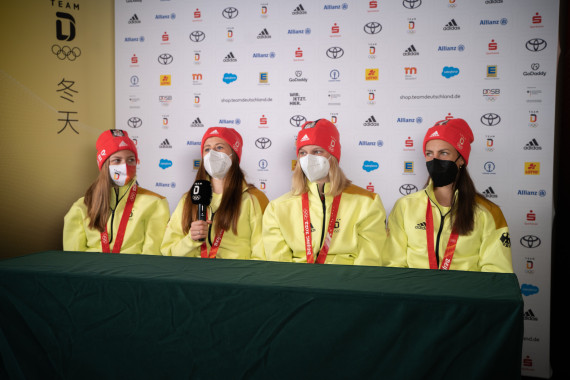 Katherine Sauerbrey, Katharina Hennig, Victoria Carl und Sofie Krehl haben auf der Pressekonferenz über ihre Silbermedaille gesprochen und auf die weiteren Langlauf-Wettbewerbe geblickt.