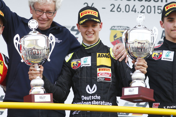 VAR-Teamchef Frits van Amersfoort (li.) zusammen mit Mick Schumacher bei seinem ersten Formel-4-Sieg 2015