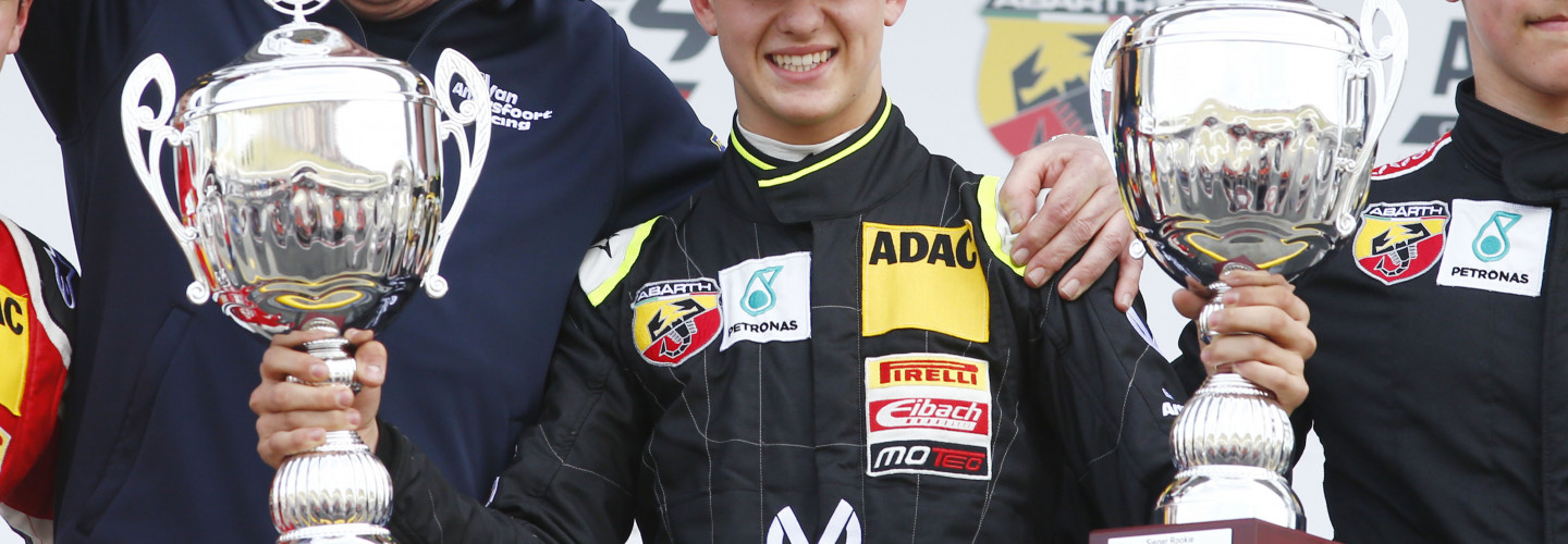 VAR-Teamchef Frits van Amersfoort (li.) zusammen mit Mick Schumacher bei seinem ersten Formel-4-Sieg 2015