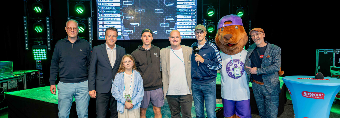 Auslosung der 33. TERRA WORTMANN OPEN mit (von links) ATP-Supervisor Roland Herfel, Turnierdirektor Ralf Weber mit seiner Tochter Anastasia, Profi Max Schönhaus, Sven Wortmann (Aufsichtsrat WORTMANN AG), Kommentator Matthias Stach, Maskottchen Sonny und Moderator Oliver Seidler.