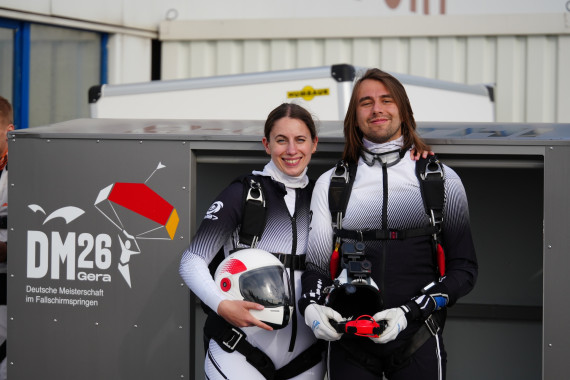 Team Klara Fall vor dem DM Logo