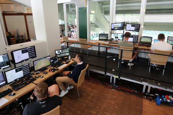 Blick in die Technik-Zentrale: Die Mitarbeiter von Hawkeye Live überwachen seit 2021 alle Courts