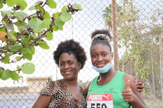 Olympics Athletin Sheneel Williams (rechts)